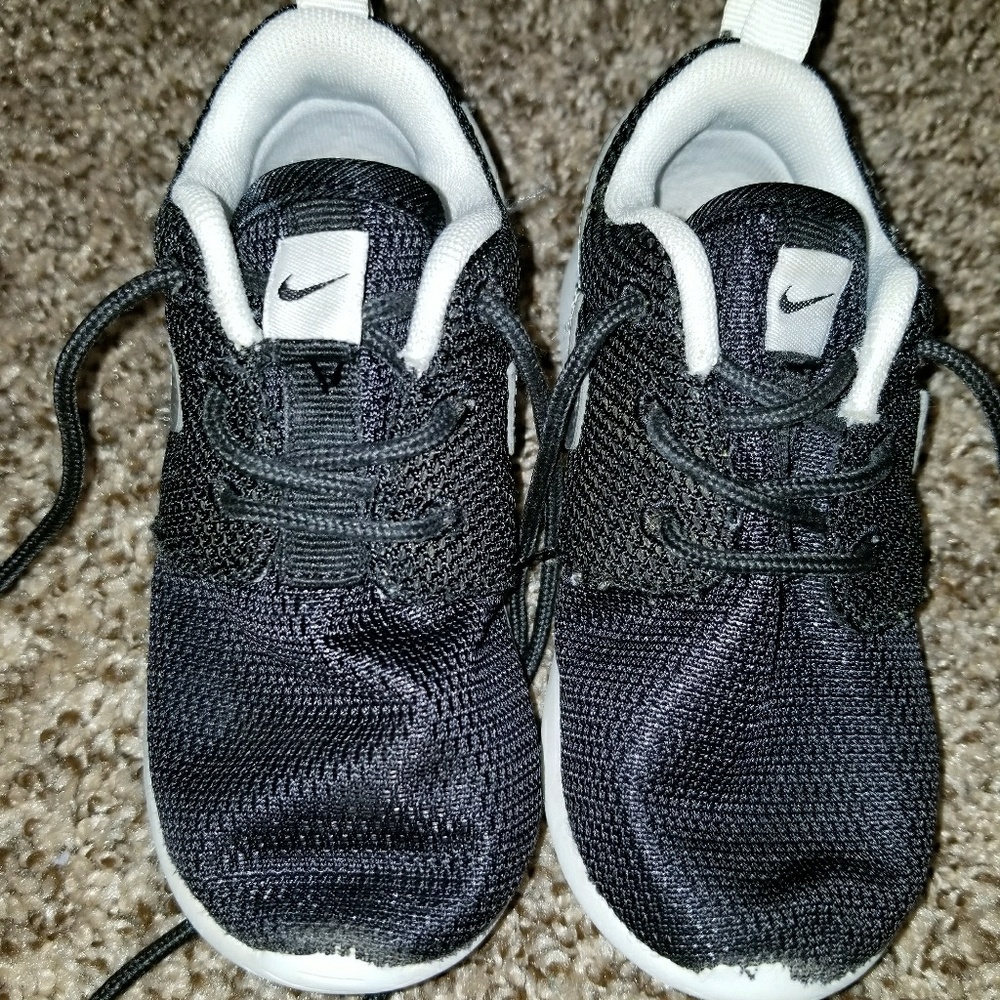 LIKE NEW KIDS BLACK NIKE ROSHES